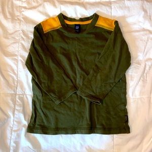 Baby gap green and yellow long sleeve shirt. Great condition. Smoke/pet free🏡